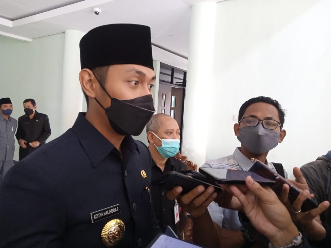 Bupati Tuban, Aditya Halindra Faridzky saat ditemui awak media usai mengikuti rapat Paripurna di Gedung Dewan, Jumat (26/11/2021).