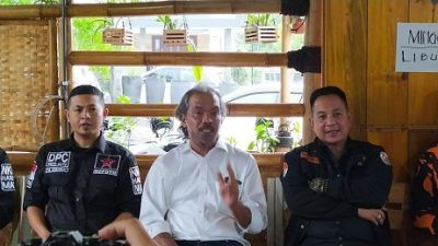 Ketua Lembaga Perlindungan Anak Kota Batu Fuad Dwiyono (tengah) memberikan keterangan terkait laporan baru korban pelecehan seksual pendiri SMA SPI Kota Batu, Senin (15/11/2021)