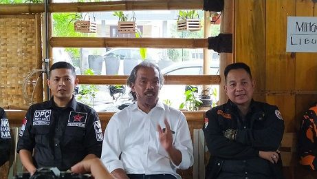 Ketua Lembaga Perlindungan Anak Kota Batu Fuad Dwiyono (tengah) memberikan keterangan terkait laporan baru korban pelecehan seksual pendiri SMA SPI Kota Batu, Senin (15/11/2021)