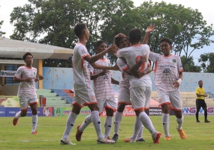 Pemain Persekabpas melakukan selebrasi setelah menjebol gawang AFA Syailendra pada Jumat (05/11/2021). (Foto: Laoh Mahfud/Tugu Jatim)