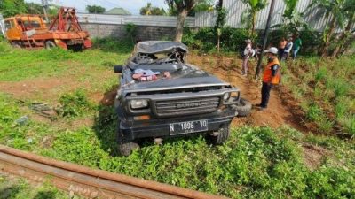 Kondisi mobil yang ringsek akibat ditabrak kereta api di Purwodadi, Kabupaten Pasuruan, Jumat (19/11/2021). (Foto: Polres Pasuruan/Tugu Jatim)