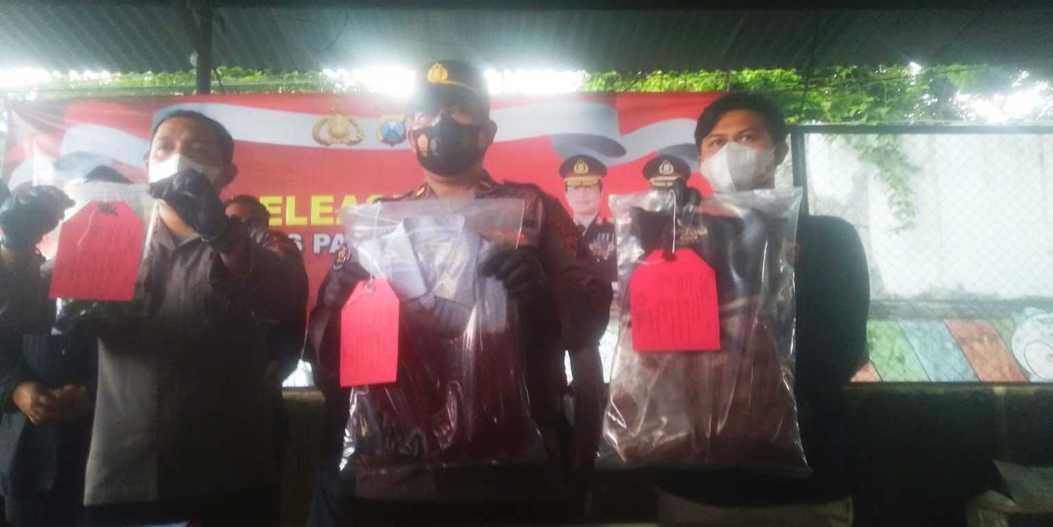 Kapolsek Prigen AKP Bambang Tri Sutrisno menunjukkan barang bukti pembunuhan yang dilakukan warga asal Surabaya di Villa Tretes, Kamis (11/11/2021). (Foto: Laoh Mahfud/Tugu Jatim)