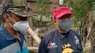 Koordinator UMM Berbagi Zakaria Ahmad dan Ketua RW 06, Kelurahan Jodipan, Muhammad Lutfi saat berada di lokasi terdampak banjir bandang di Kota Malang, Sabtu (13/11/2021).(Foto: M. Sholeh/Tugu Malang/Tugu Jatim)