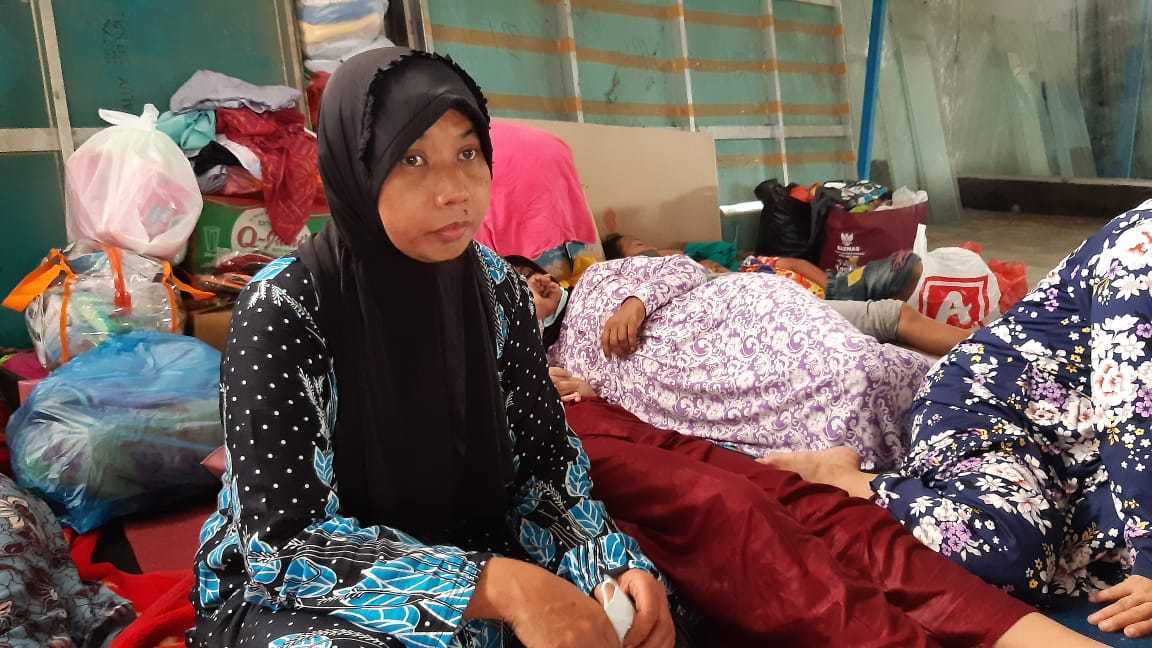 Sri Wahyuni, warga Kampung Putih, Kecamatan Klojen, Kota Malang, yang sempat terjebak dalam kamar tidur saat banjir bandang terjadi pada Kamis lalu (04/11/2021).(Foto: Aisyah Nawangsari Putri/Tugu Malang/Tugu Jatim)