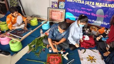 Ramadhani dan Diah Aulia menunjukkan kreasinya dalam pameran di Gedung DPRD Kota Malang. /tugu jatim