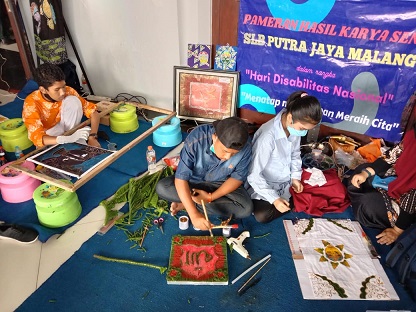 Ramadhani dan Diah Aulia menunjukkan kreasinya dalam pameran di Gedung DPRD Kota Malang. /tugu jatim