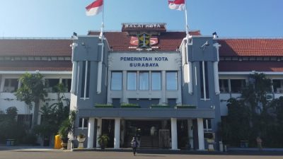 Warga Surabaya diminta naikkan bendera peringati Hari Pahlawan 10 November 2021.