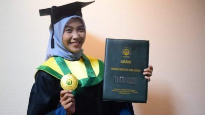 Nur Alimah Priambodo saat mengikuti proesi wisuda di Universitas Nahdlatul Ulama Surabaya (Unusa) pada 30 Oktober 2021 lalu./tugu jatim