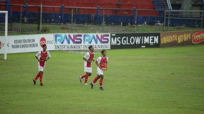 Khanafi (paling kanan) melakukan selebrasi saat mencetak gol keempat Persedikab pada menit ke-47 saat melawan Persem Mojokerto. (Foto: Rino Hayyu Setyo)