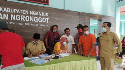 Penyaluran bansos kepada KPM di Kabupaten Nganjuk. (Foto dok)