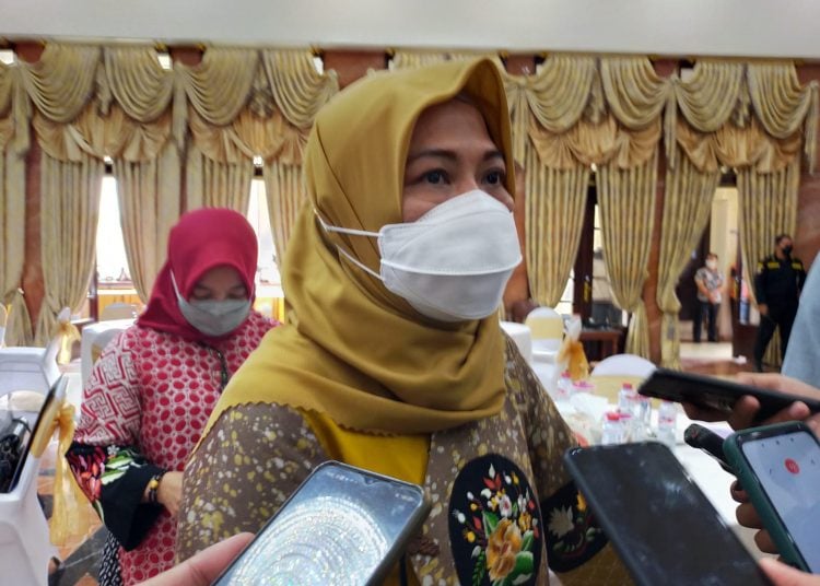 Antiek Sugiharti, Plt Kepala Dinas Pengendalian Penduduk, Pemberdayaan Perempuan dan Perlindungan Anak (DP5A) Kota Surabaya saat memberikan keterangan tentang jumlah anak yang orangtuanya meninggal karena COVID-19./tugu jatim
