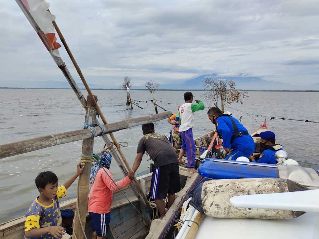 Suasana pencarian korban nelayan di hari kedua yang tenggelam di Tlocor, Sidoarjo, Jumat (12/11/2021). (Foto: Satpolairud Pasuruan/Tugu Jatim)
