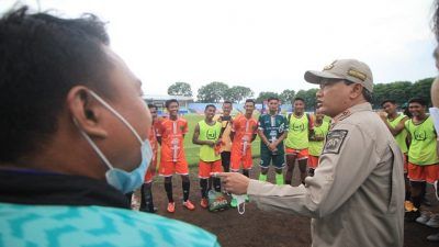 Bupati Pasuruan, Gus Irsyad saat menyemangati pemain Persekabpas. /tugu jatim