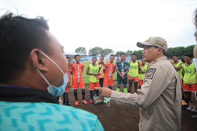 Bupati Pasuruan, Gus Irsyad saat menyemangati pemain Persekabpas. /tugu jatim