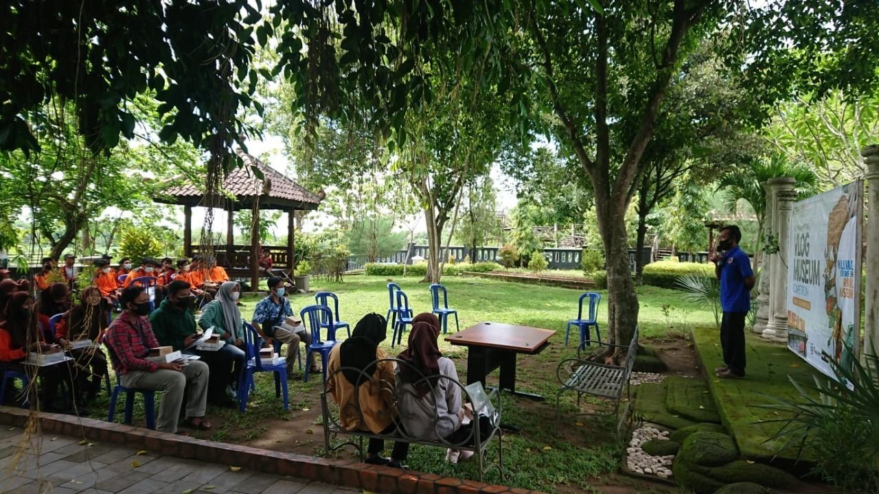 Antusiasme peserta mengikuti diskusi di area kompleks Museum Trinil, Ngawi. (Foto: Wawan/Tugu Jatim)