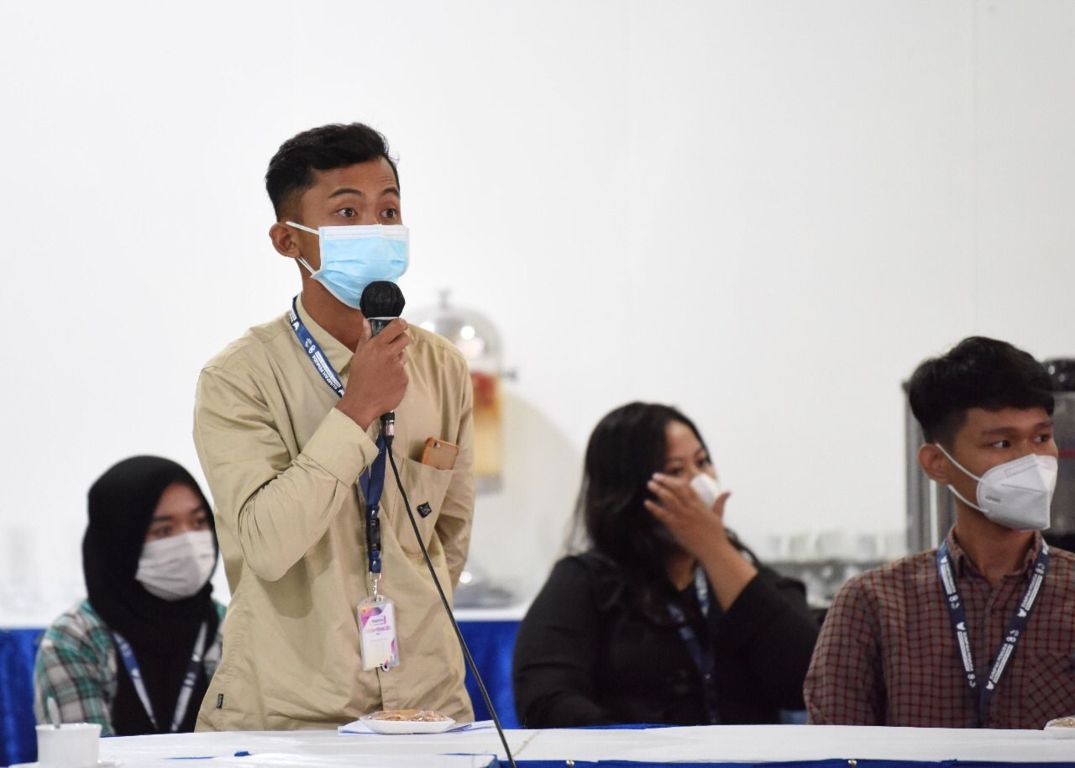 Peserta yang berdiskusi dalam pelatihan bertema "Optimalisasi Ekonomi Kreatif sebagai Wadah Generasi Muda Berkarya" di Ruang Joyoboyo Balai Kota Kediri, Selasa (16/11/2021). (Foto: Dokumen/Tugu Jatim)