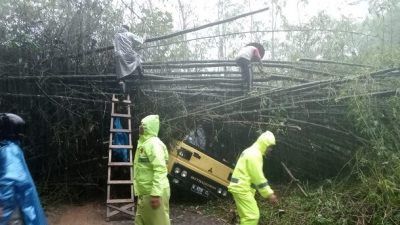 Tanah longsor di Kecamatan Ngajum timpa sebuah truk.