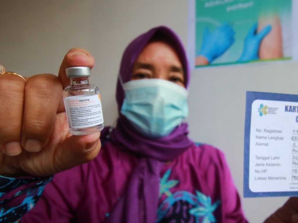 Vaksinasi lansia. (Foto: Rubianto/Tugu Malang/Tugu Jatim)