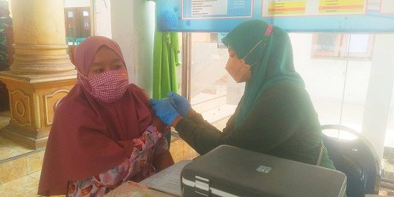 Warga Sidowayah mengikuti vaksinasi massal yang diadakan PWI Pasuruan dan Polres Pasuruan.