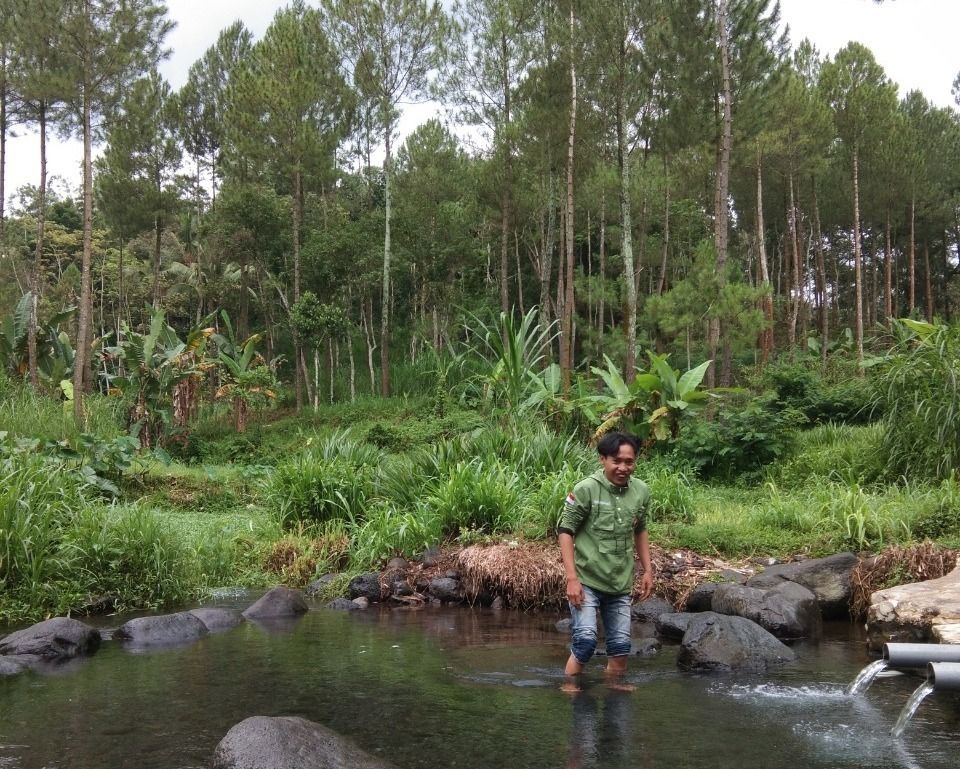 Pengunjung bisa menikmati kesegaran mata air Sumber Guno di Desa Pamotan, Kecamatan Dampit. Kabupaten Malang. (Foto: Muhammad Fathoni/Tugu Malang/Tugu Jatim)