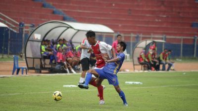 Ferry Cahyo Utomo (merah) berhasil mencetak dua gol saat menghadapi Persem Mojokerto di Stadion Brawijaya, Kota Kediri.(Foto: Rino Hayyu Setyo/Tugu Jatim)