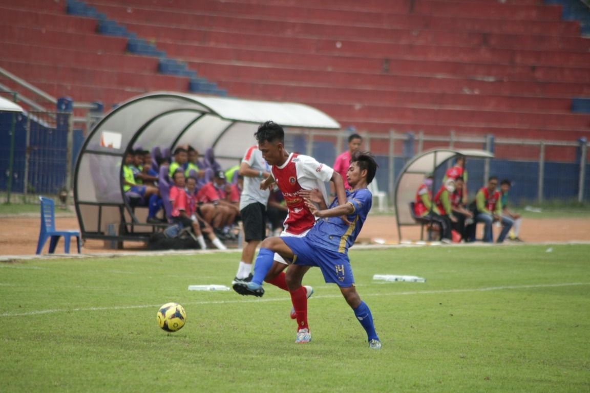 Ferry Cahyo Utomo (merah) berhasil mencetak dua gol saat menghadapi Persem Mojokerto di Stadion Brawijaya, Kota Kediri.(Foto: Rino Hayyu Setyo/Tugu Jatim)