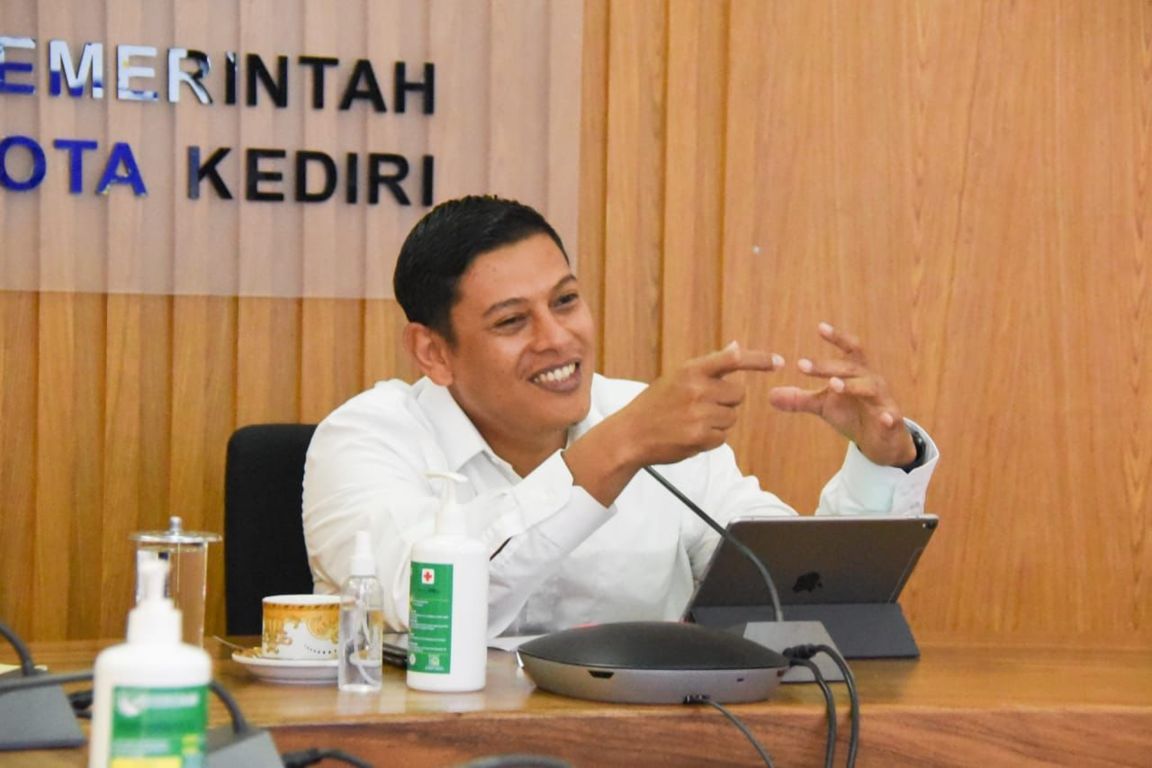 Wali Kota Kediri Abdullah Abu Bakar di Balai Kota Kediri, Jumat (05/11/2021).(Dokumen/Tugu Jatim)