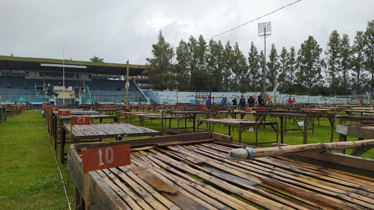 Lapak para pedagang di tempat relokasi Lapangan Stadion Brantas Kota Batu, Rabu (10/11/2021). (Foto: M. Ulul Azmy/Tugu Malang/Tugu Jatim)