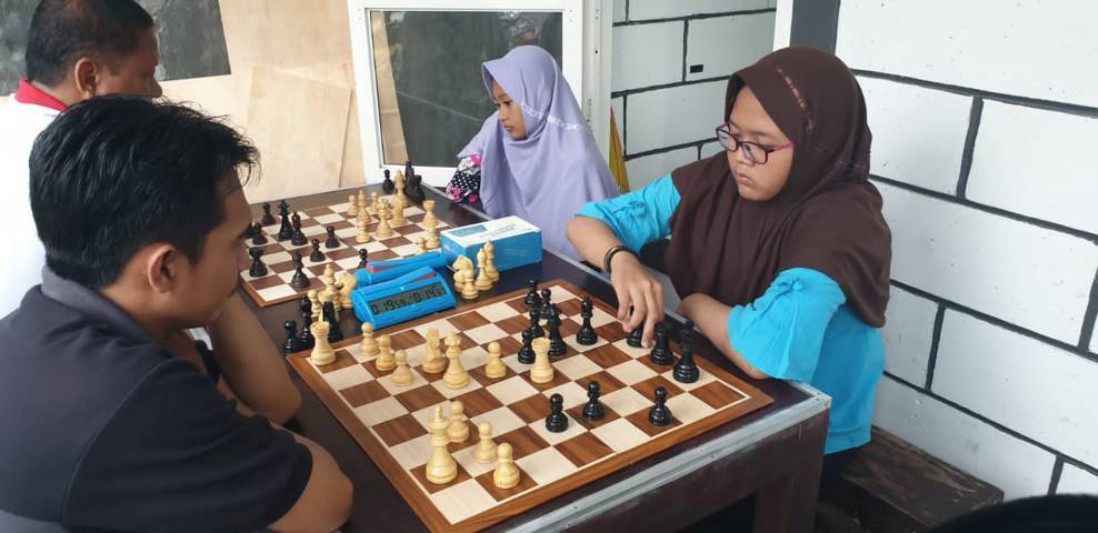 Revita Khoiri Salma saat melakukan latihan catur jelang seleksi Kejuaraan Nasional Catur (Kejurnas). (Foto: Mila Arinda/Tugu Jatim) atlet catur bojonegoro