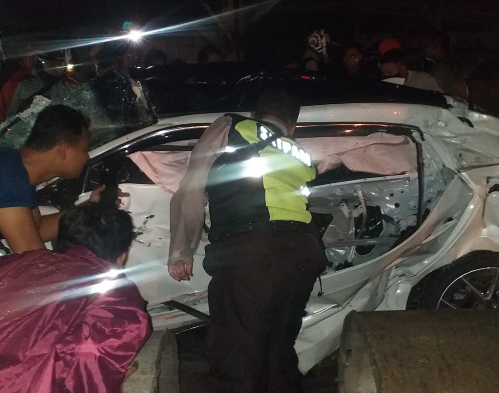 Kecelakaan mobil yang ditrabrak KA Komuter di perlintasan rel Beji, Kabupaten Pasuruan, menewaskan 2 muda-mudi, Minggu malam (14/11/2021). (Foto: Polres Pasuruan/Tugu Jatim)