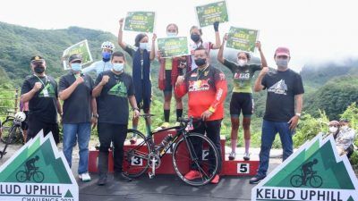 Wali Kota Kediri Abdullah Abu Bakar saat menyerahkan hadiah untuk pemenang Kelud UpHill Challenge 2021 pada Sabtu (13/11/2021). (Foto: Dokumen/Tugu Jatim)