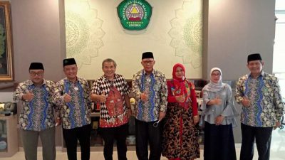 Pakar Komunikasi dan Motivator Nasional Dr Aqua Dwipayana (tiga dari kiri) bersama Rektor Unisma Prof Dr Masykuri Bakri (tengah) foto bersama para wakil rektor Unisma Kamis pagi (18/11/2021).(Foto: Dokumen/Tugu Jatim)