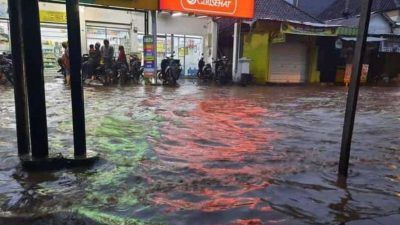 Genangan banjir di jalan raya Sidogiri, Kabupaten Pasuruan, akibat selokan tertutup sampah. (Foto: Laoh Mahfud/Tugu Jatim)