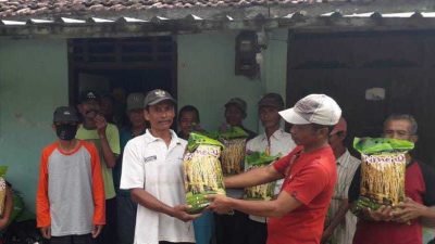 Kelompok tani Desa Baureno, Kecamatan Baureno, Kabupaten Bojonegoro, menerima bantuan pupuk subsidi dan benih padi dari Pemkab Bojonegoro. (Foto: Istimewa/Tugu Jatim)