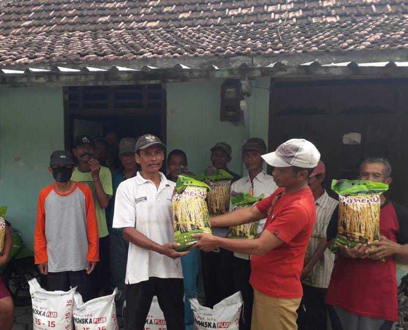 Kelompok tani Desa Baureno, Kecamatan Baureno, Kabupaten Bojonegoro, menerima bantuan pupuk subsidi dan benih padi dari Pemkab Bojonegoro. (Foto: Istimewa/Tugu Jatim)