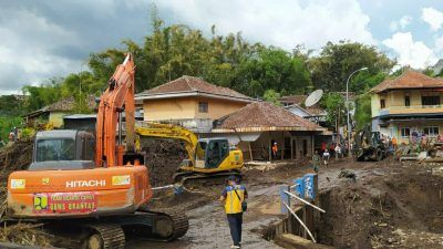 Proses pembersihan material pasca banjir bandang di Dusun Keliran, Kecamatan Bulukerto, Kota Batu, yang terus dilakukan hingga Minggu (07/11/2021). (Foto: M. Ulul Azmy/Tugu Malang/Tugu Jatim)