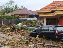 Banjir Bandang Terjang Kota Batu, 2 Orang Terjebak Reruntuhan