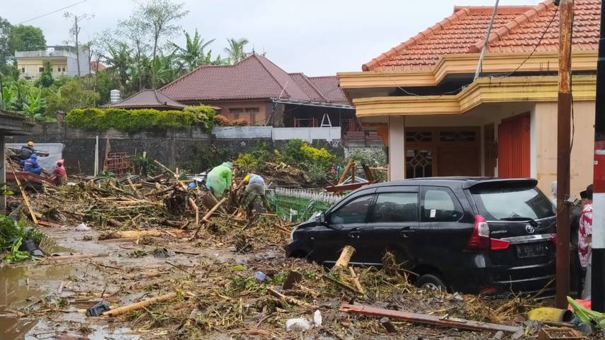 Peristiwa banjir bandang yang menerjang kawasan permukiman di Dusun Gintung, Desa Bulukert, Kecamatan Beji, Kota Batu, Kamis (4/11/2021). (Foto: M Ulul Azmy/Tugu Malang/Tugu Jatim)