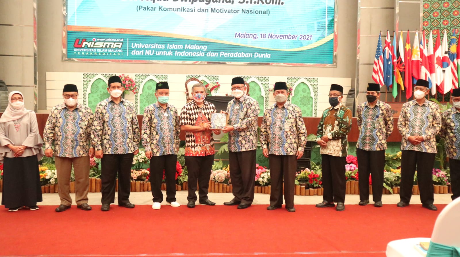 Rektor Unisma Prof Maskuri MSi memberikan cenderamata kepada Dr Aqua Dwipayana pada Kamis (18/11/2021). (Foto: Feni Yusnia/Tugu Malang/Tugu Jatim)
