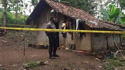 Polisi memberikan police line saat di TKP penemuan mayat ibu-ibu di Desa Sindurejo, Kecamatan Gedangan, Kabupaten Malang, beberapa waktu lalu. (Foto: Istimewa/Tugu Jatim)