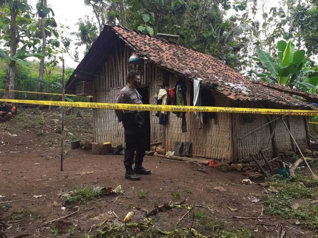 Polisi memberikan police line saat di TKP penemuan mayat ibu-ibu di Desa Sindurejo, Kecamatan Gedangan, Kabupaten Malang, beberapa waktu lalu. (Foto: Istimewa/Tugu Jatim)