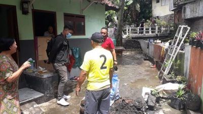 Warga RT01/WR07 Kelurahan Bareng kerja bakti mengangkat sedimen di sungai dekat pemukiman warga setempat. /tugu jatim