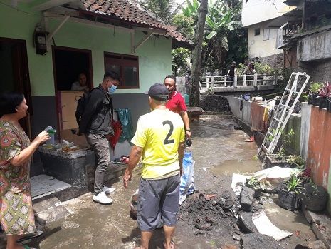 Warga RT01/WR07 Kelurahan Bareng kerja bakti mengangkat sedimen di sungai dekat pemukiman warga setempat. /tugu jatim