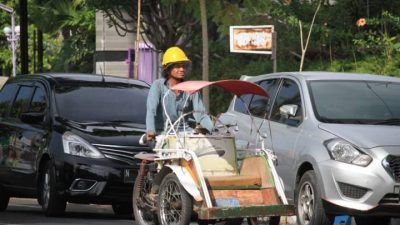 Salah satu pengendara bentor terlihat melintas di jalanan Kota Pasuruan. (Foto: Laoh Mahfud/Tugu Jatim)