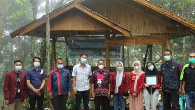 Mahasiswa Telkom University, Bandung, yang masuk dalam 120 besar program Innovillage 2021 foto bersama dengan petani di Desa Majannang, Sulawesi Selatan. (Foto: Dokumen/Tugu Jatim)