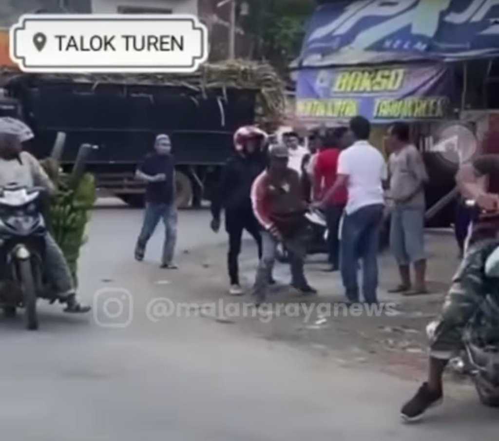 Tangkapan layar kejadian perkelahian yang viral di Turen, Kabupaten Malang.(Foto: Aisyah Nawangsari Putri/Tugu Malang/Tugu Jatim)