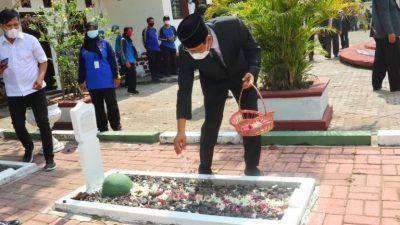 Walikota Pasuruan, Gus Ipul, bersama Forkopimda melakukan ziarah dan tabur bunga di Taman Makam Pahlawan Pasuruan./tugu jatim