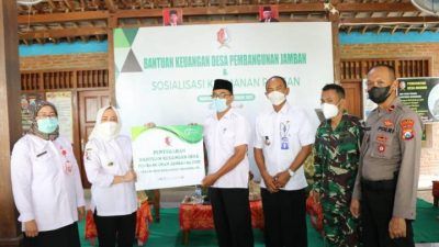 Bupati Bojonegoro serahkan bantuan jamban kepada 83 Kartu Keluarga (KK) masyarakat Desa Meduri, Kecamatan Margomulyo. (Foto: Istimewa) odf margomulyo tugu jatim