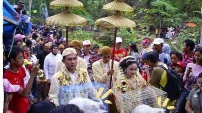 Potret ritual mantu kucing untuk memohon turunnya hujan. (Foto: IG @budayainyong/Tugu Jatim)