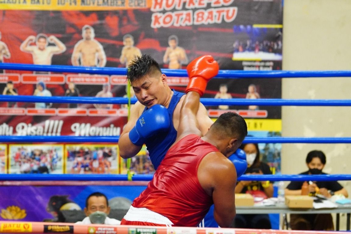 Para petinju saat bertanding di babak final Batu Super Fight V untuk memperebutkan Piala Wali Kota, Minggu malam (14/11/2021). (Foto: Prokopim KWB/Tugu Jatim)